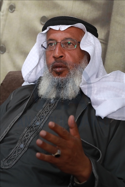 بالقمباز والمقلاع.. الفلسطيني "أبو العبد" يقاوم الاحتلال