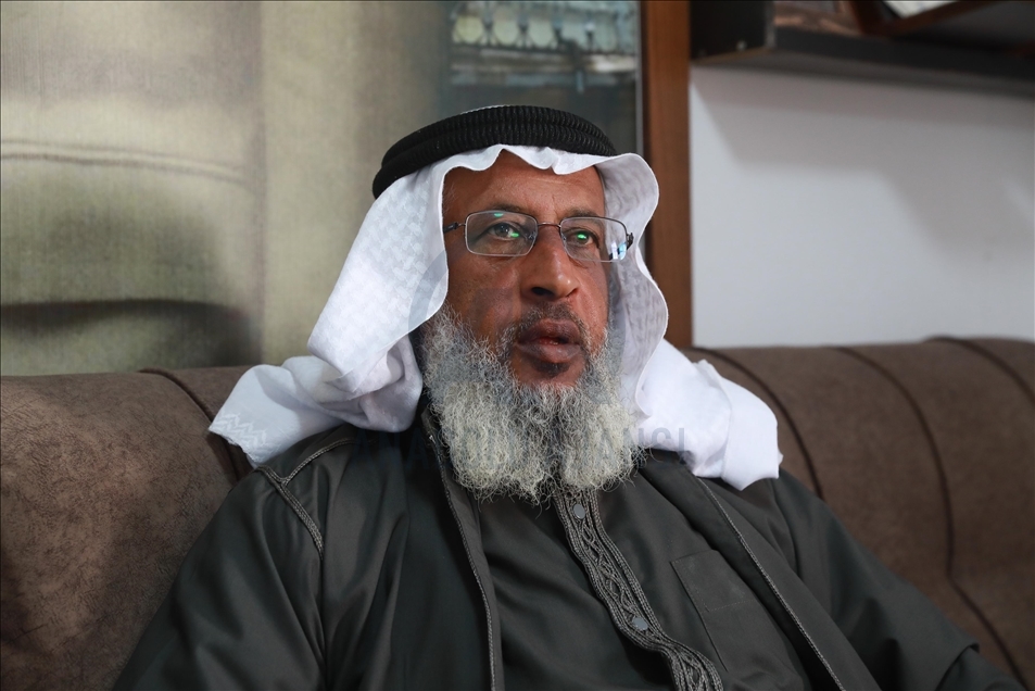 بالقمباز والمقلاع.. الفلسطيني "أبو العبد" يقاوم الاحتلال