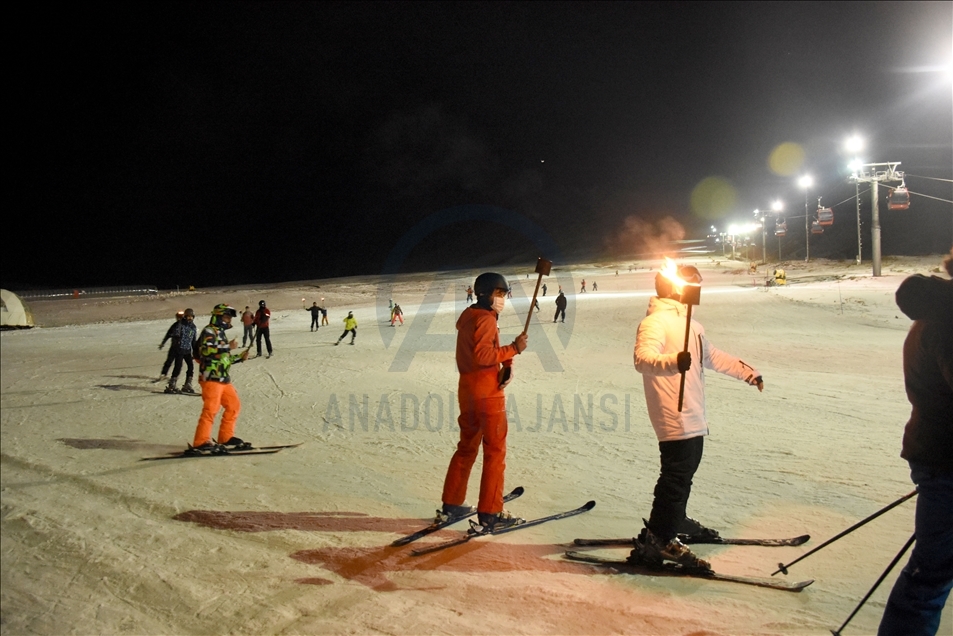 Erciyes'te turistler "gece kayağı" ile eğleniyor