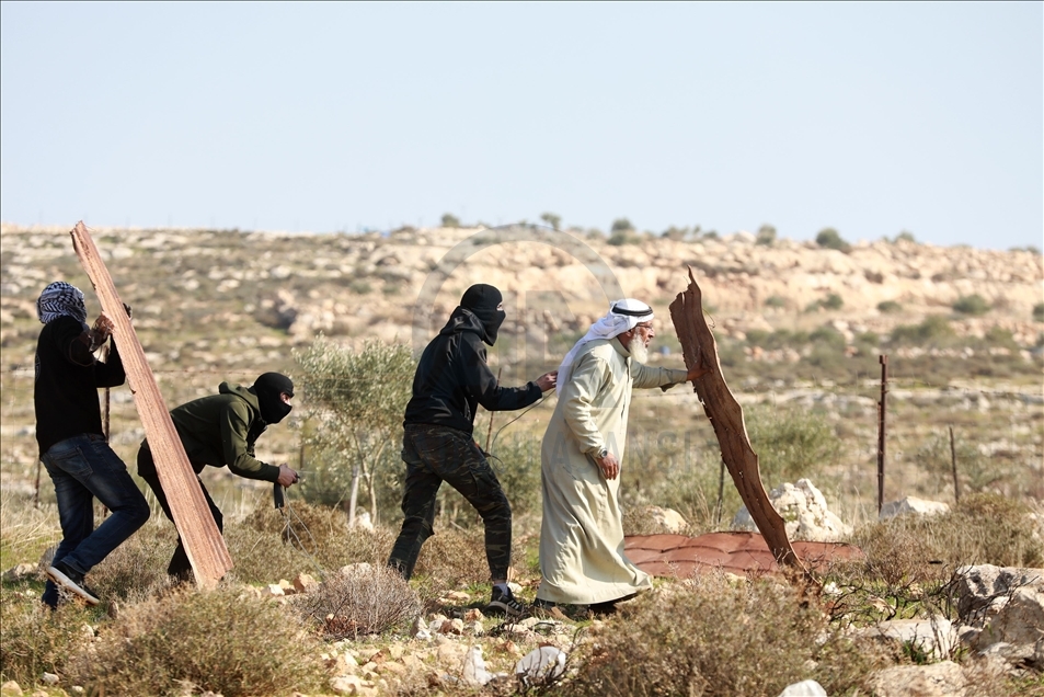 بالقمباز والمقلاع.. الفلسطيني "أبو العبد" يقاوم الاحتلال