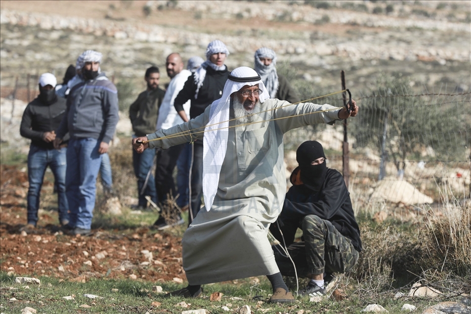 بالقمباز والمقلاع.. الفلسطيني "أبو العبد" يقاوم الاحتلال