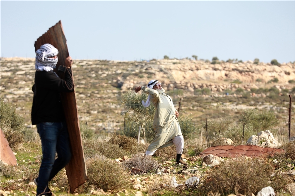 بالقمباز والمقلاع.. الفلسطيني "أبو العبد" يقاوم الاحتلال