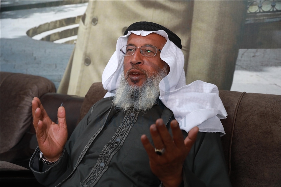 بالقمباز والمقلاع.. الفلسطيني "أبو العبد" يقاوم الاحتلال