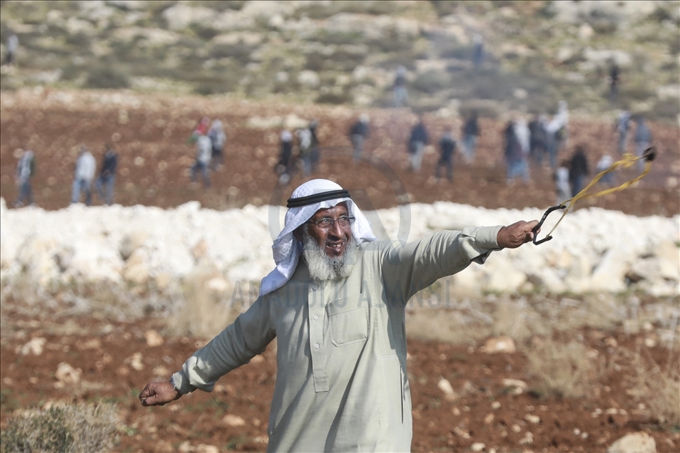 بالقمباز والمقلاع.. الفلسطيني "أبو العبد" يقاوم الاحتلال