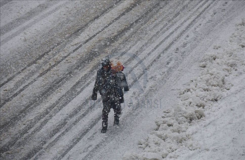 Severe weather warning amid snowfall in Kashmir