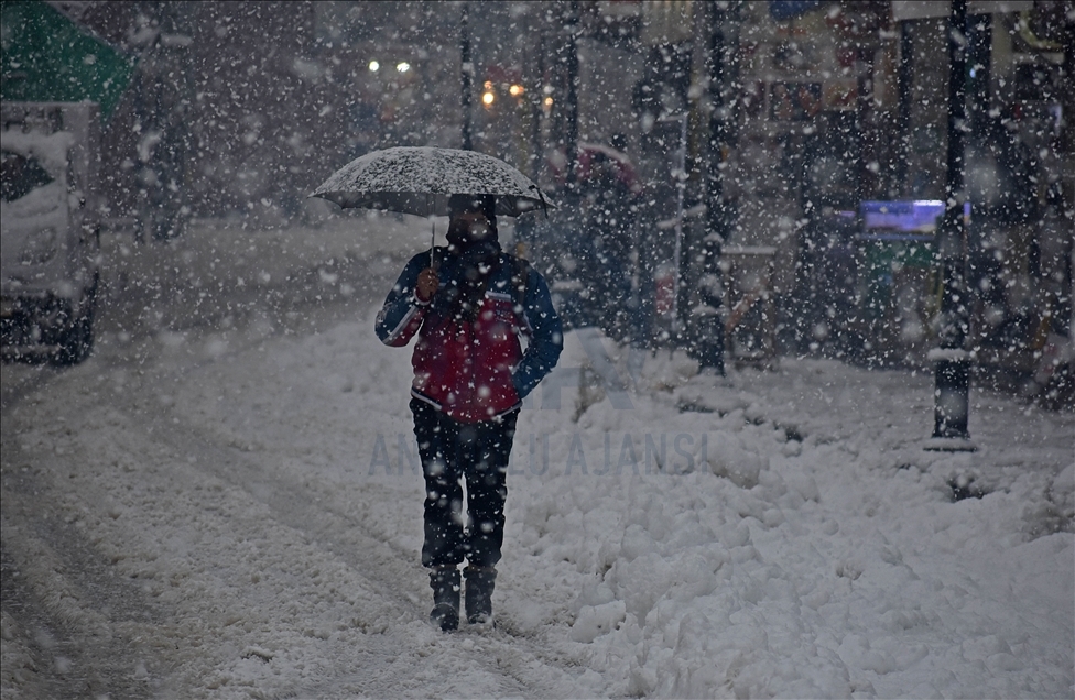 Severe weather warning amid snowfall in Kashmir