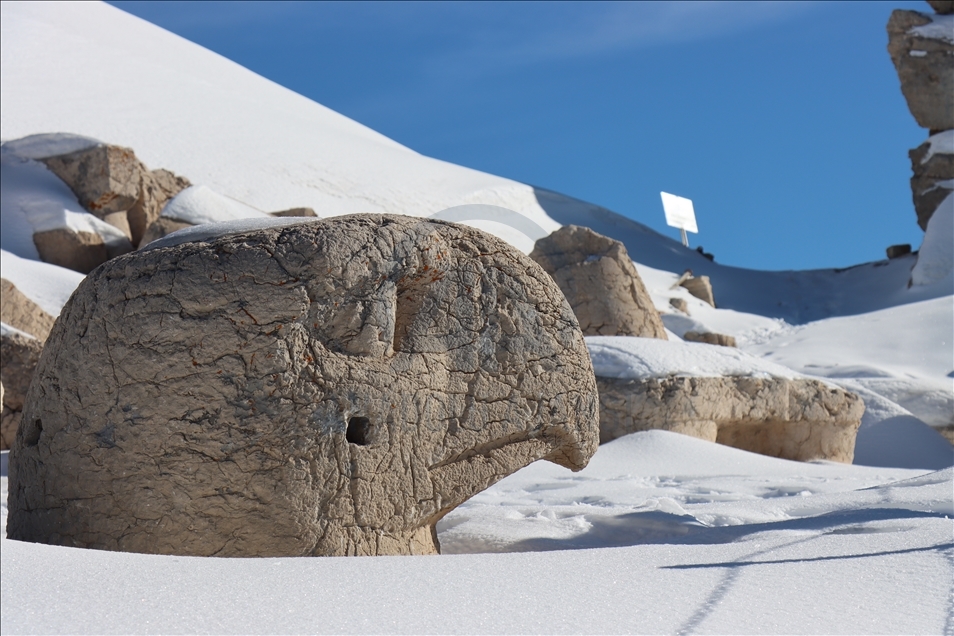 Статуи богов на горе Немрут притягивают туристов со всего мира
