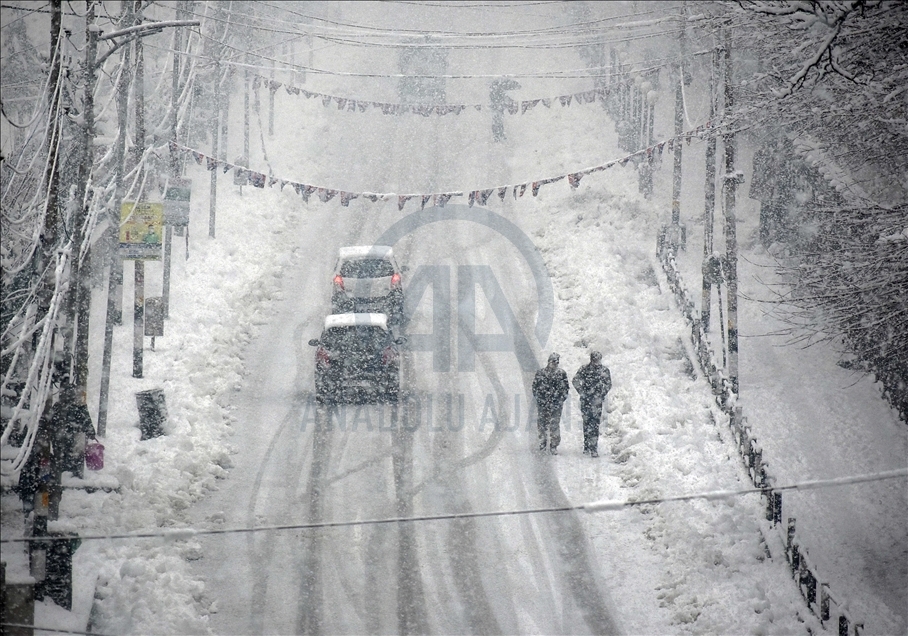 Severe weather warning amid snowfall in Kashmir