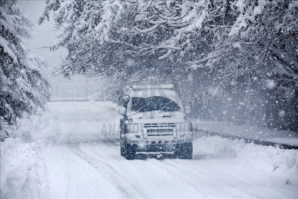 Severe weather warning amid snowfall in Kashmir