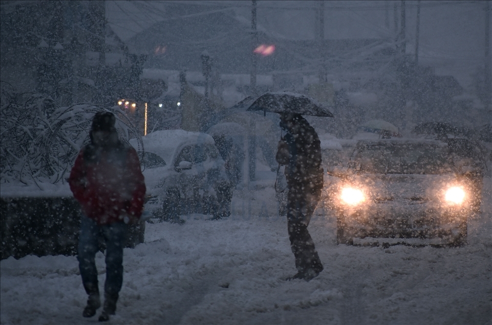 Severe weather warning amid snowfall in Kashmir