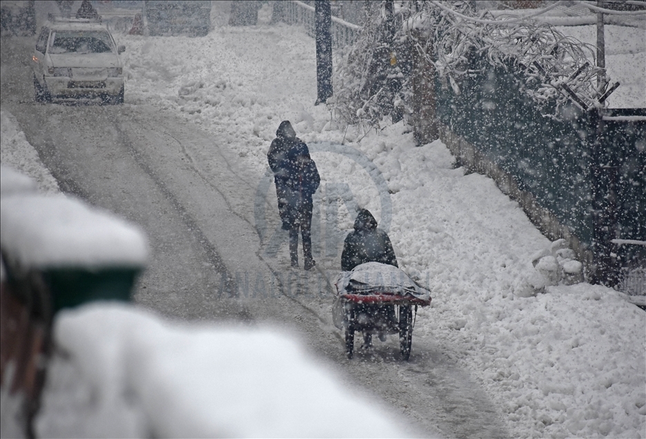 Severe weather warning amid snowfall in Kashmir