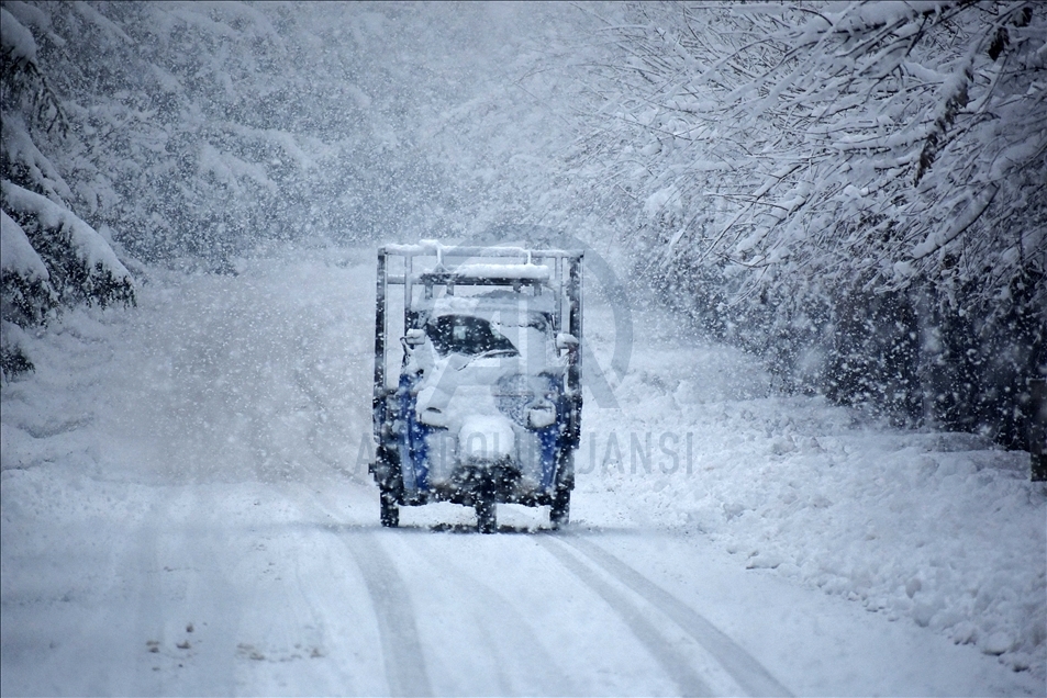 Severe weather warning amid snowfall in Kashmir