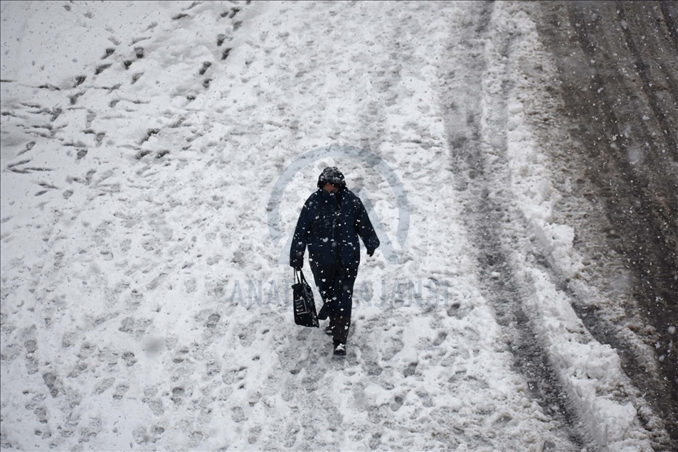 Severe weather warning amid snowfall in Kashmir