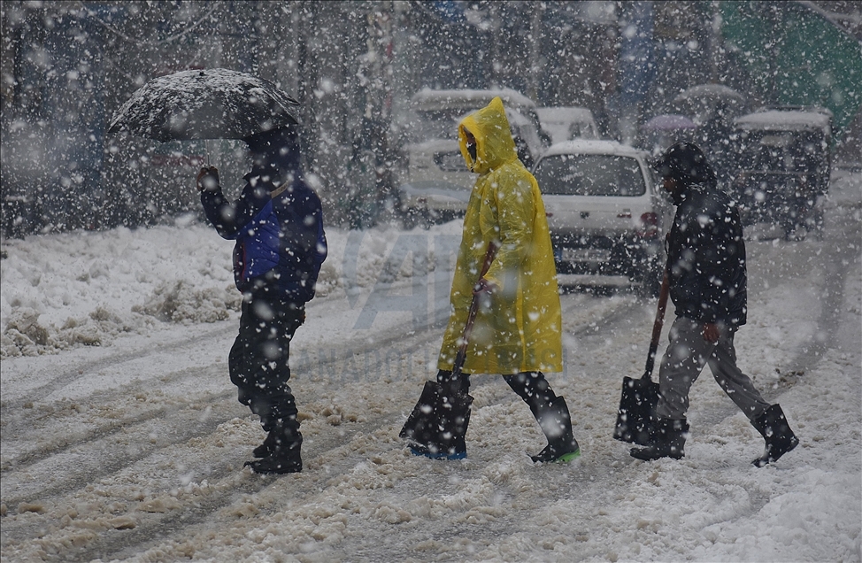 Severe weather warning amid snowfall in Kashmir