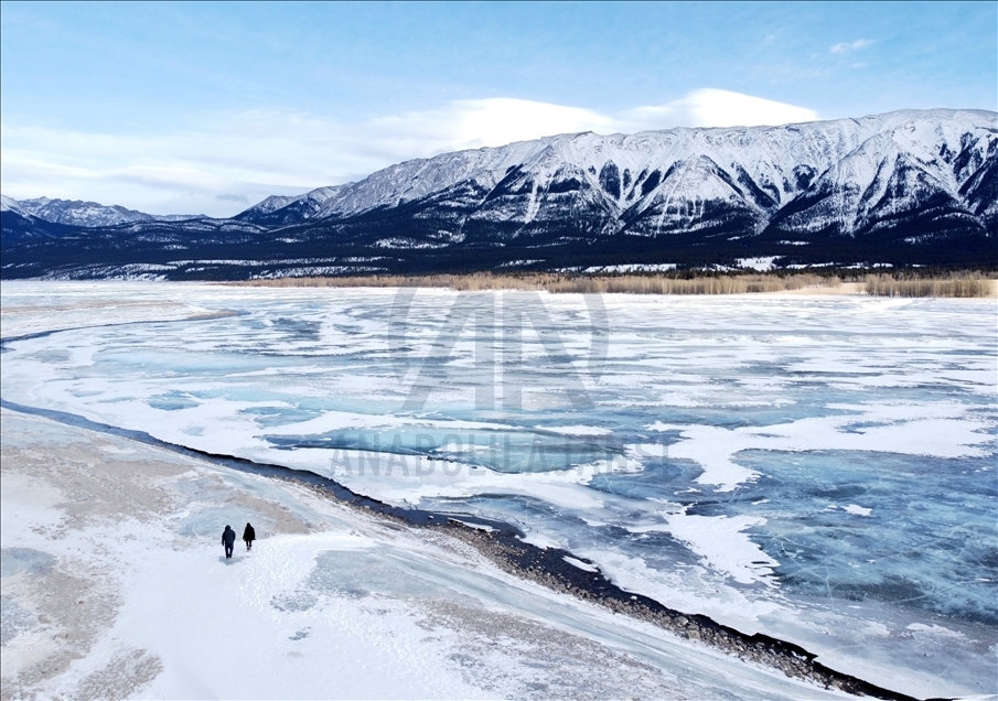 Flluskat e akullit të ngrirë të Liqenit Abraham në Alberta