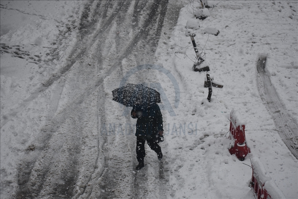 Severe weather warning amid snowfall in Kashmir