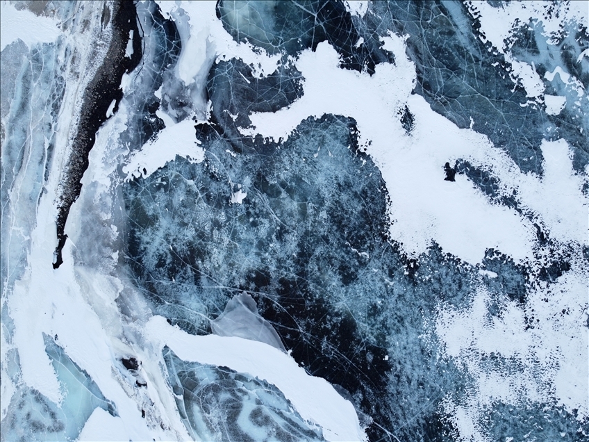 Flluskat e akullit të ngrirë të Liqenit Abraham në Alberta
