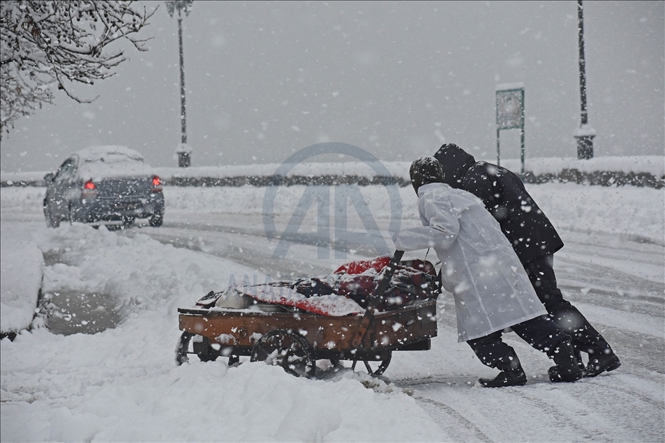 Severe weather warning amid snowfall in Kashmir