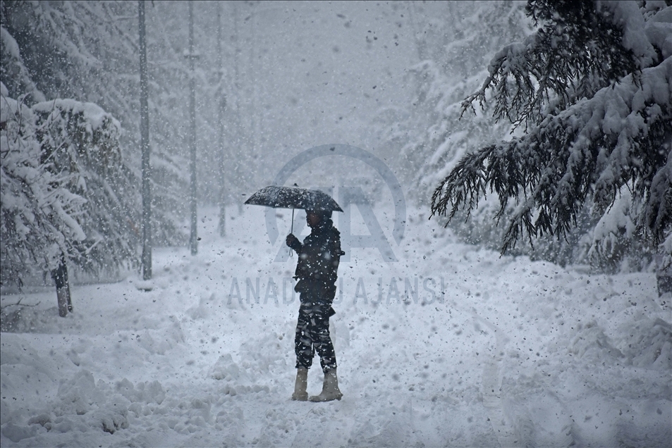 Severe weather warning amid snowfall in Kashmir