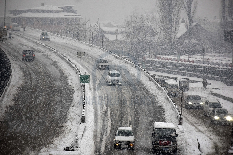 Severe weather warning amid snowfall in Kashmir