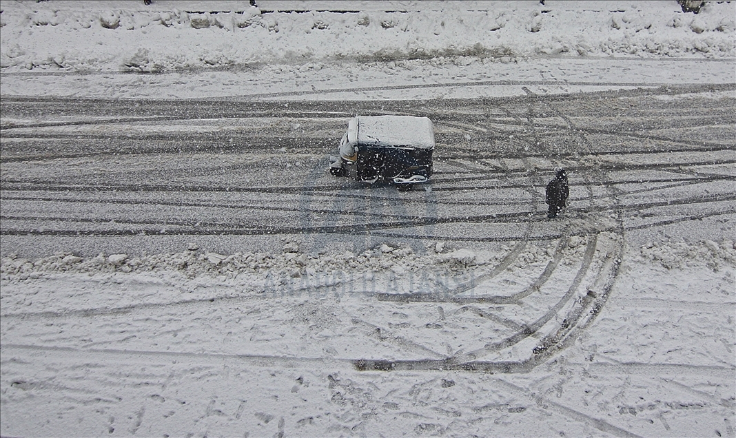 Severe weather warning amid snowfall in Kashmir