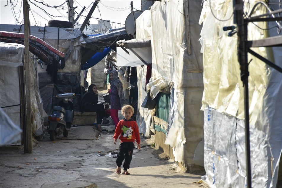 Un grupo de refugiados en el Líbano sobrevive tras un fuerte incendio