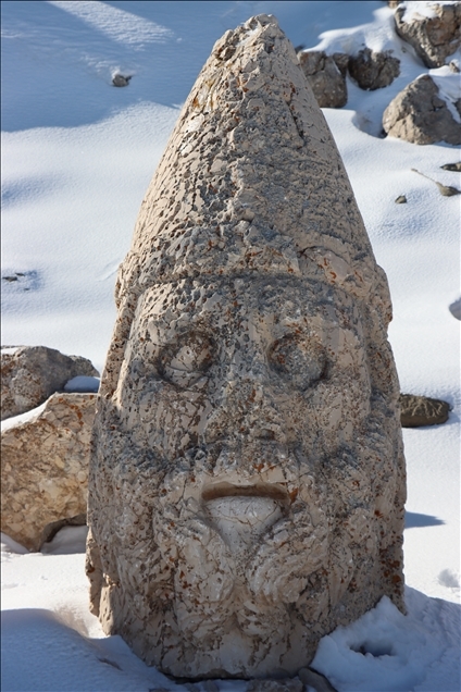 Статуи богов на горе Немрут притягивают туристов со всего мира