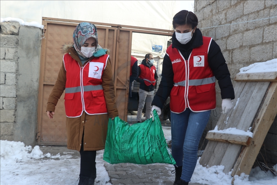 Li Agiriyê malên feqîran bi komira ku Heyva Sor bela dike va germ dibe