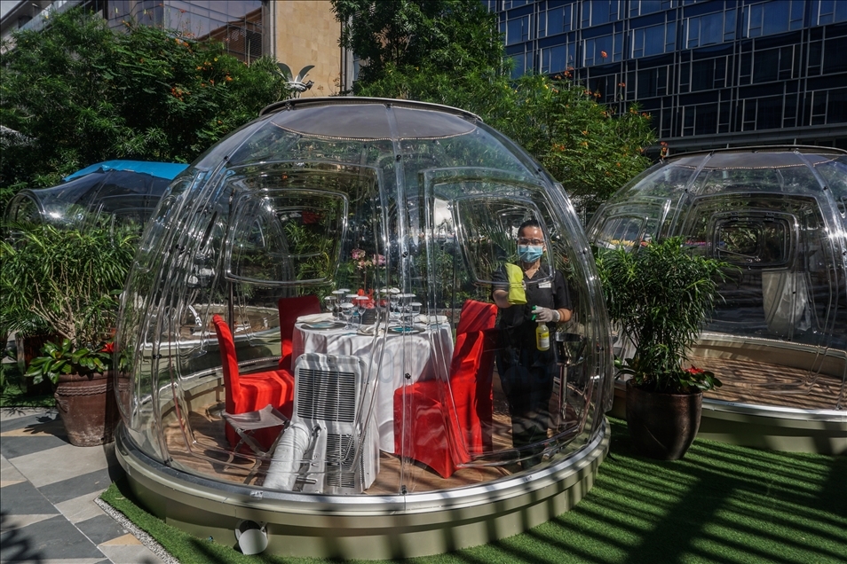 Një restorant në Manila të Filipineve u shërben klientëve me "balona" të distancës sociale