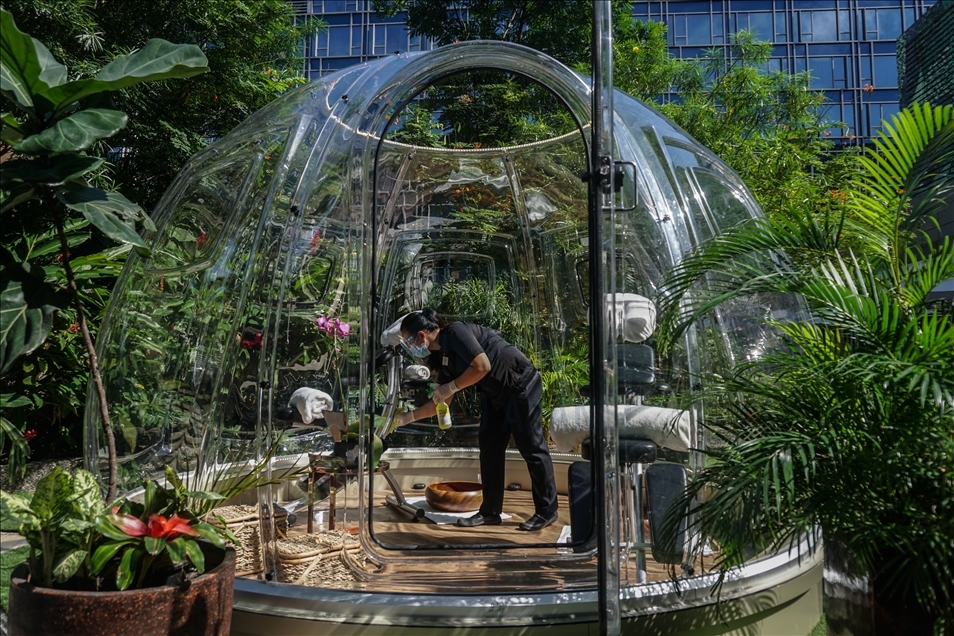 Një restorant në Manila të Filipineve u shërben klientëve me "balona" të distancës sociale