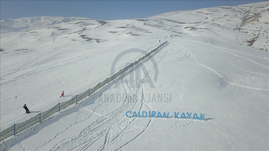 Van'da aileleri ikna edilen gençlere kayak eğitimi veriliyor