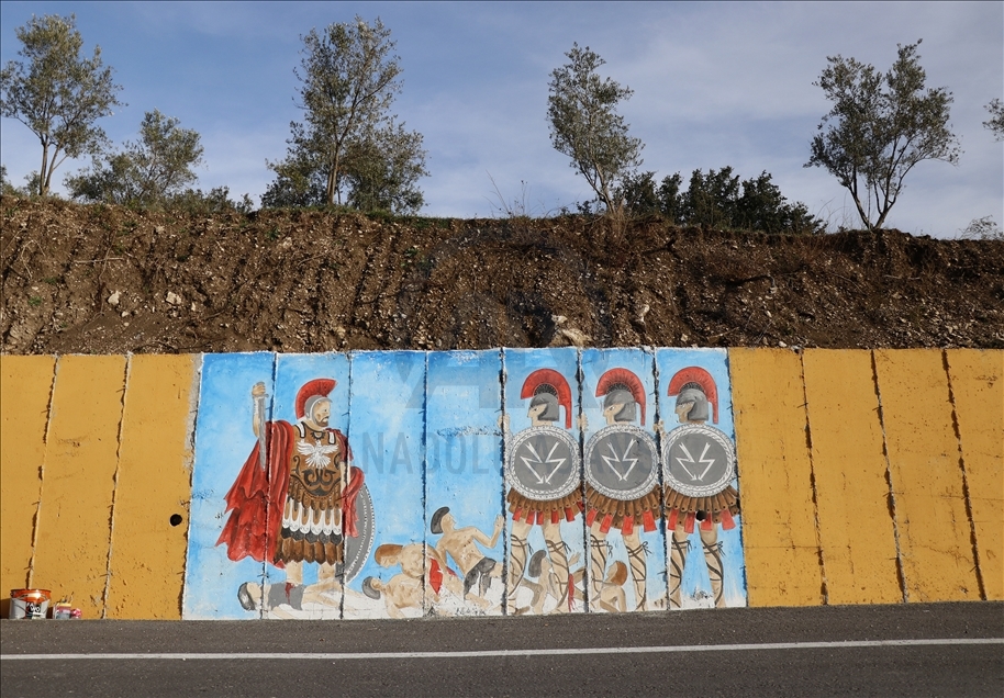 Muğla'da antik kent önündeki istinat duvarı Likya figürleriyle renklendirildi