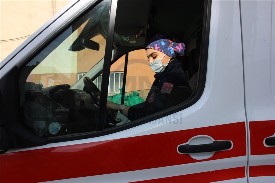 Hakkari'de kadın ambulans şoförü hastaların imdadına yetişiyor