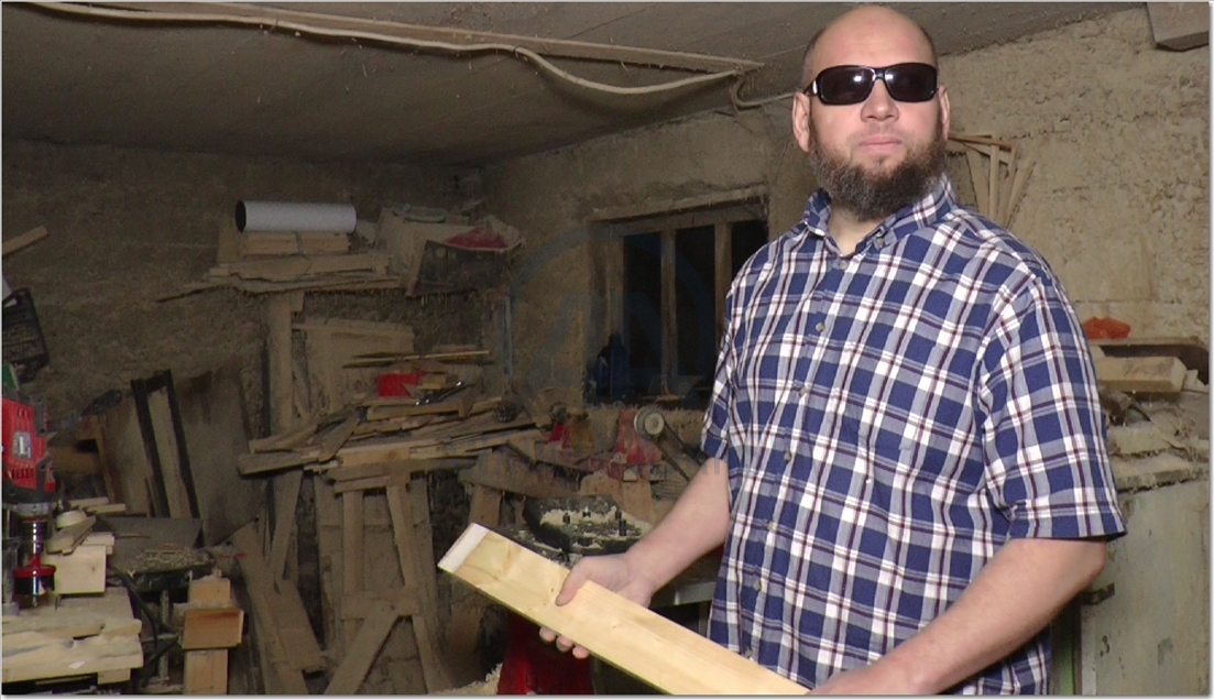 Grâce aux maquettes en bois de mosquées, le Bosniaque Kozlic surmonte son handicap