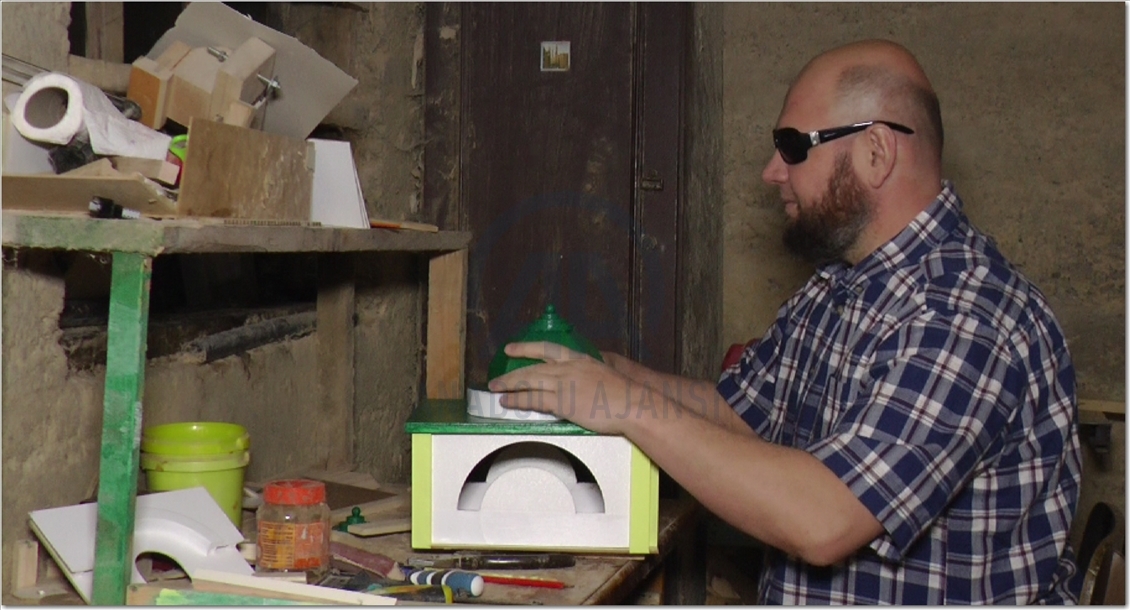 Grâce aux maquettes en bois de mosquées, le Bosniaque Kozlic surmonte son handicap