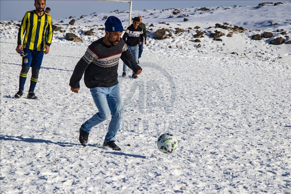 Ciwanên gund guh nadin berf û sermayê futbolê dilîzin