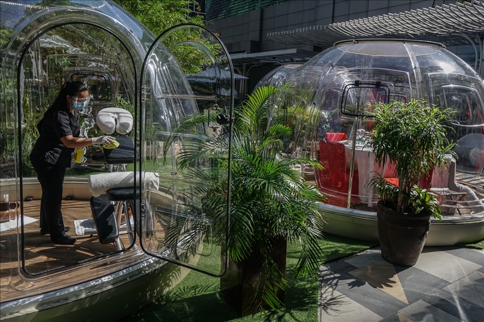 Një restorant në Manila të Filipineve u shërben klientëve me "balona" të distancës sociale