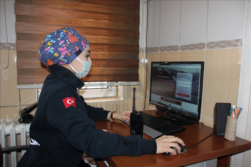 Hakkari'de kadın ambulans şoförü hastaların imdadına yetişiyor