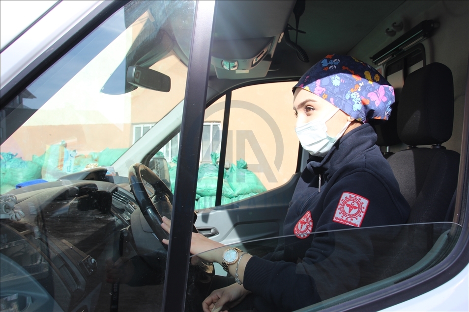 Hakkari'de kadın ambulans şoförü hastaların imdadına yetişiyor