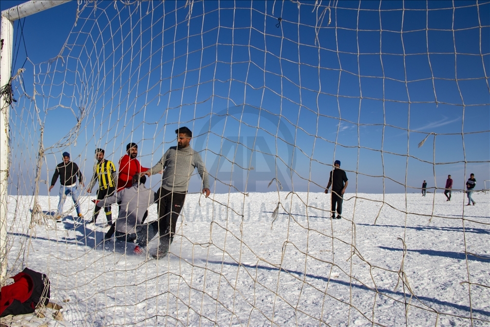 Ciwanên gund guh nadin berf û sermayê futbolê dilîzin 4