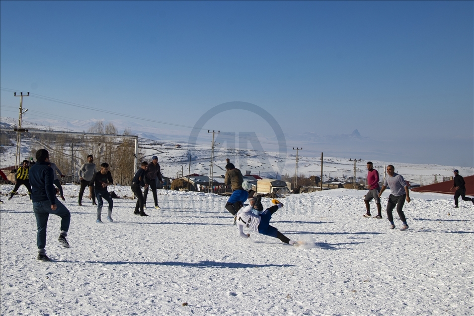 Ciwanên gund guh nadin berf û sermayê futbolê dilîzin