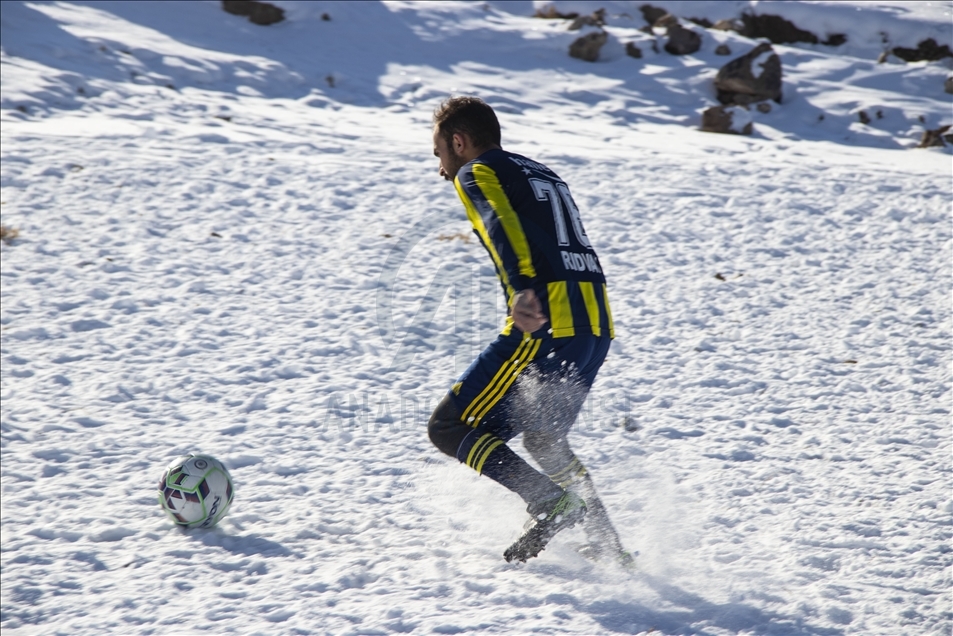 Ciwanên gund guh nadin berf û sermayê futbolê dilîzin 6