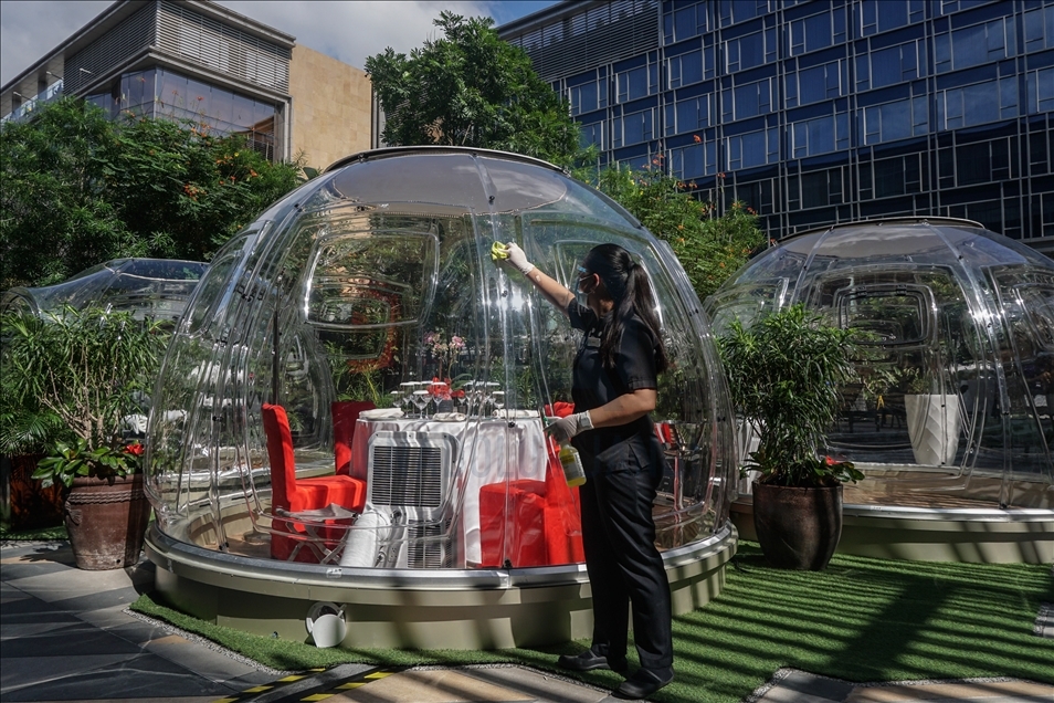 Një restorant në Manila të Filipineve u shërben klientëve me "balona" të distancës sociale