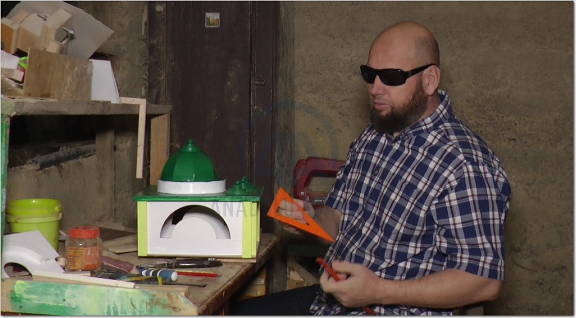 Grâce aux maquettes en bois de mosquées, le Bosniaque Kozlic surmonte son handicap