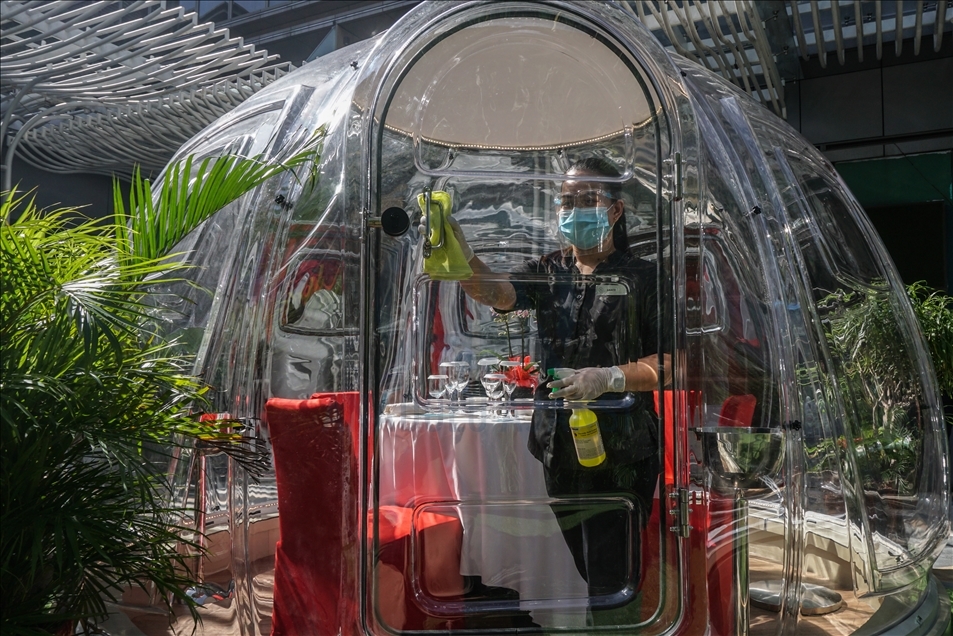Një restorant në Manila të Filipineve u shërben klientëve me "balona" të distancës sociale