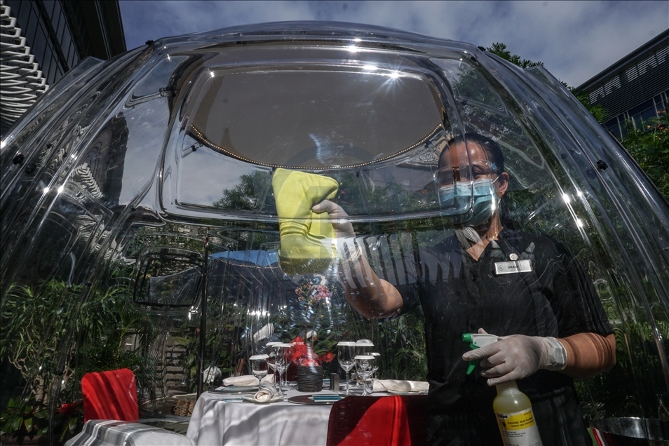 Një restorant në Manila të Filipineve u shërben klientëve me "balona" të distancës sociale