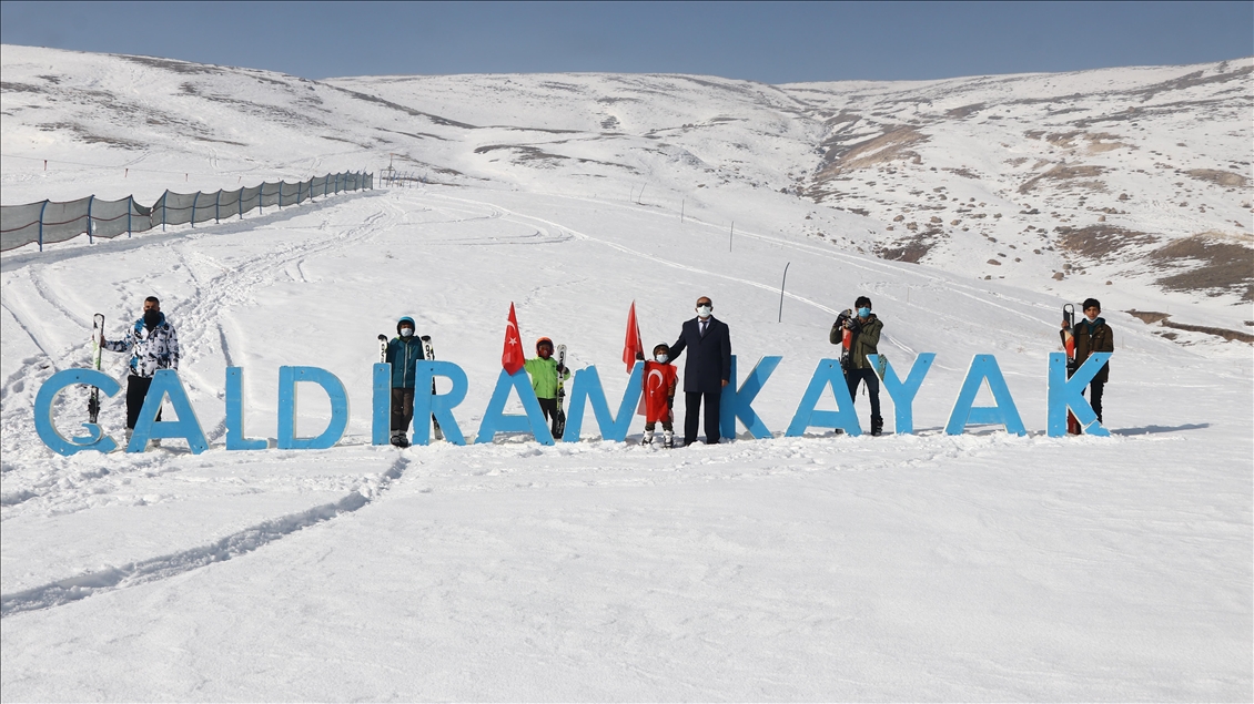 Van'da aileleri ikna edilen gençlere kayak eğitimi veriliyor