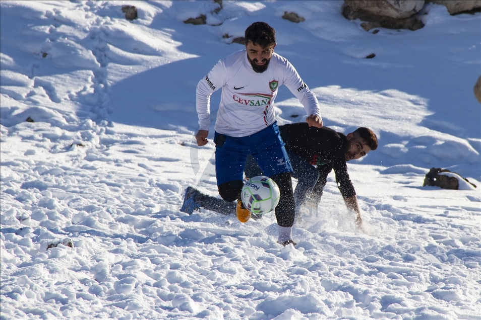 Ciwanên gund guh nadin berf û sermayê futbolê dilîzin 3