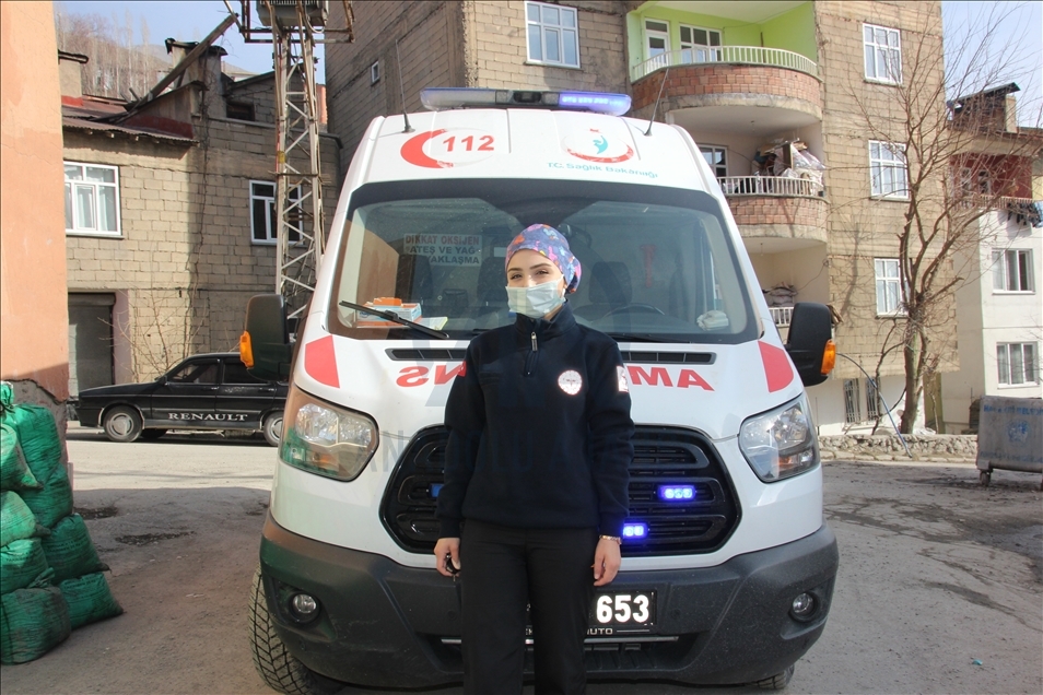 Hakkari'de kadın ambulans şoförü hastaların imdadına yetişiyor