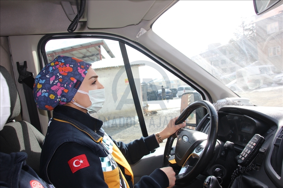 Hakkari'de kadın ambulans şoförü hastaların imdadına yetişiyor